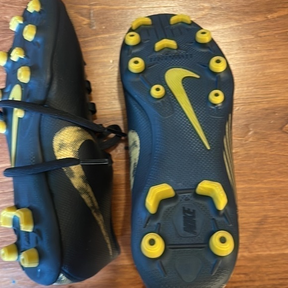 Nike youth 1Y cleats in black and gold (not worn) - Picture 2 of 9